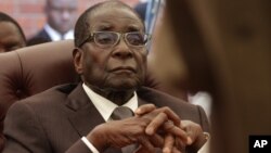 FILE - UMongameli Robert Mugabe ukhangelelwe ukuthi uzaphenduka ekhaya ephethe izandla.