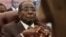 FILE - UMongameli Robert Mugabe ukhangelelwe ukuthi uzaphenduka ekhaya ephethe izandla.