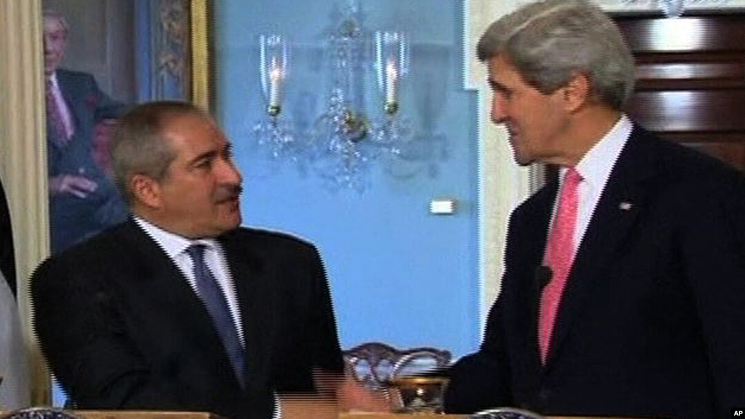 Menlu AS John Kerry (kanan) dan Menlu Yordania Nasser Judeh membahas putaran baru perdamaian Timur Tengah dalam pertemuan di Amman, Yordania (16/7).