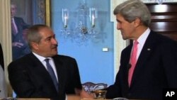 Menlu AS John Kerry (kanan) dan Menlu Yordania Nasser Judeh membahas putaran baru perdamaian Timur Tengah dalam pertemuan di Amman, Yordania (16/7).