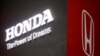 Logo Honda dalam Geneva International Motor Show ke-89 di Jenewa, Swiss, 5 Maret 2019. (Foto: REUTERS/Pierre Albouy)