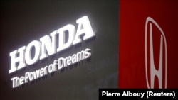 Logo Honda dalam Geneva International Motor Show ke-89 di Jenewa, Swiss, 5 Maret 2019. (Foto: REUTERS/Pierre Albouy)