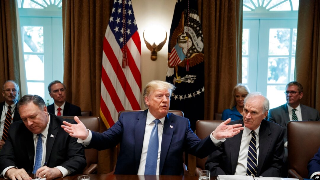 Presiden Amerika Serikat, Donald Trump di Ruang Kabinet Gedung Putih, Washington, D.C., 16 Juli 2019. 