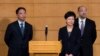 <p>Dari kiri ke kanan: Menteri Kehakiman Hong Kong Rimsky Yuen, Menteri Utama Administrasi Carrie Lam,&nbsp; Menteri Urusan Konstitusi dan Daratan Raymond Tam, menghadiri konferensi pers setelah bertemu Federasi Mahasiswa Hong Kong (HKFS), Selasa (21/10). (Reuters/Tyrone Si)</p>
