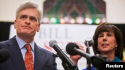 Bill Cassidy dan isterinya, Laura memberikan konferensi pers di Baton Rouge, Louisiana (6/12).