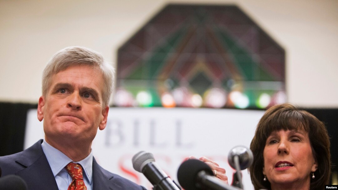 Bill Cassidy dari Partai Republik menyapa pendukungnya bersama istrinya setelah memenangkan pemilihan Senator di Baton Rouge, Louisiana, 6 Desember 2014. 