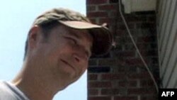 约翰逊在马里兰州给一些老年人送免费饭菜