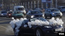 Pengendara mobil di Rusia memasang balon-balon warna putih untuk memprotes pencalonan kembali Putin sebagai Presiden (29/1).