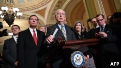 Pemimpin mayoritas Senat AS, Senator Mitch McConnell dan beberapa Senator memberikan keterangn pers di Capitol Hill (foto: dok). 