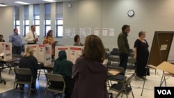 Americans vote in the US Presidential Election 2016, at JEB Stuart High School, Fairfax, Virginia, on Tuesday morning, November 8, 2016. (Men Kimseng/VOA Khmer)