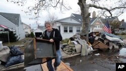 Mnoge kuće na obalama država Njujork i Nju Džersi poplavio je plimski talas izazvan uraganom Sendi