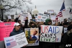 Aksi protes menentang keputusan pemerintahan Presiden Amerika Serikat Donald Trump untuk menutup Badan Pembangunan Internasional Amerika Serikat (USAID) di depan Gedung Capitol Amerika Serikat di Washington, DC, 5 Februari 2025. (Drew ANGERER/AFP)