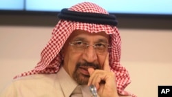 Menteri Energi, Industri dan Sumber Daya Mineral Arab Saudi, Khalid Al-Falih, menghadiri konferensi pers setelah pertemuan OPEC di markas besar di Wina, Austria, 30 November 2017.