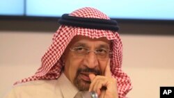 Menteri Energi Arab Saudi Khalid Al-Falih menghadiri konferensi pers setelah pertemuan OPEC, di kantor pusat OPEC, di Wina, Austria, 30 November 2017.