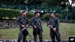 Polisi Malaysia berjaga di luar gedung pengadilan Shah Alam, di luar ibukota Kuala Lumpur, Malaysia, 28 Juli 2017. (Foto: dok). 