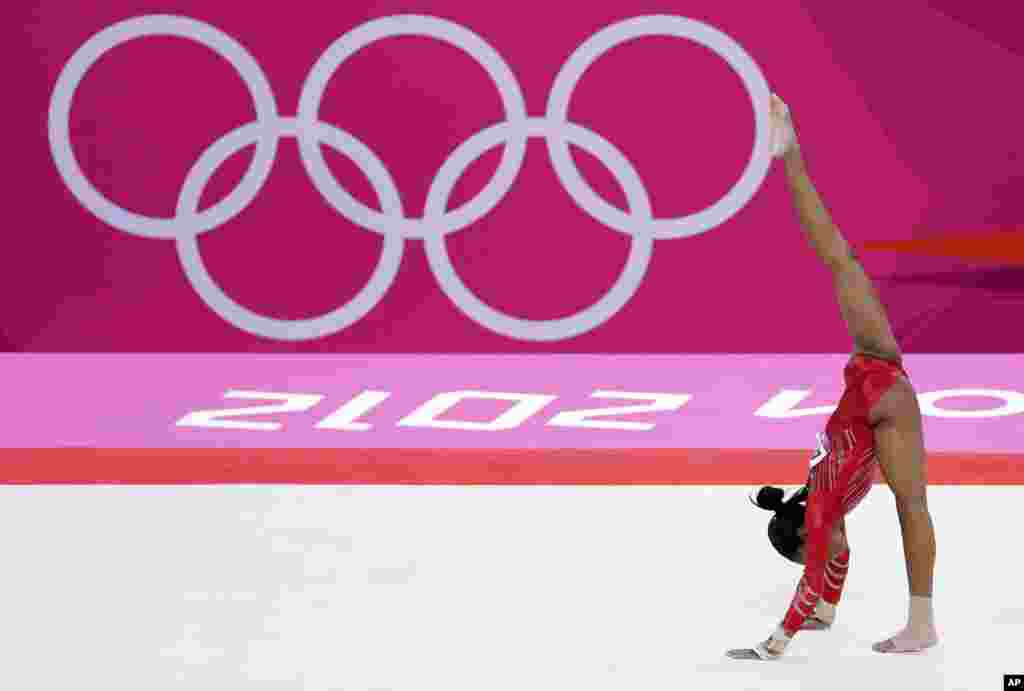 La gimnasta estadounidense Gabrielle Douglas compite durante el segmento artístico de la gimnasia por equipos, que ganó Estados Unidos.