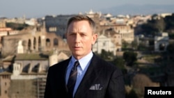 Actor Daniel Craig poses during a photo call for the new James Bond film "Spectre" in downtown Rome, Feb.18, 2015. 