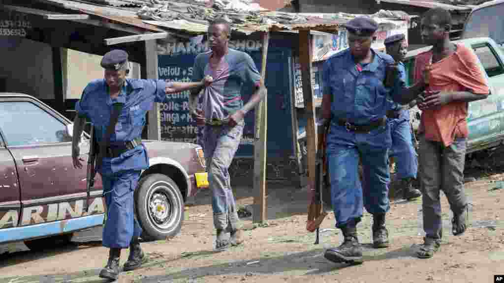 Igipolisi kiriko gihagarika imikangara iri mu myiyerekano, ku murwa mukuru w’Uburundi, Bujumbura, ku musi wa kabiri, italiki 26 z’ukwezi akwa gatanu, umwaka w’2015