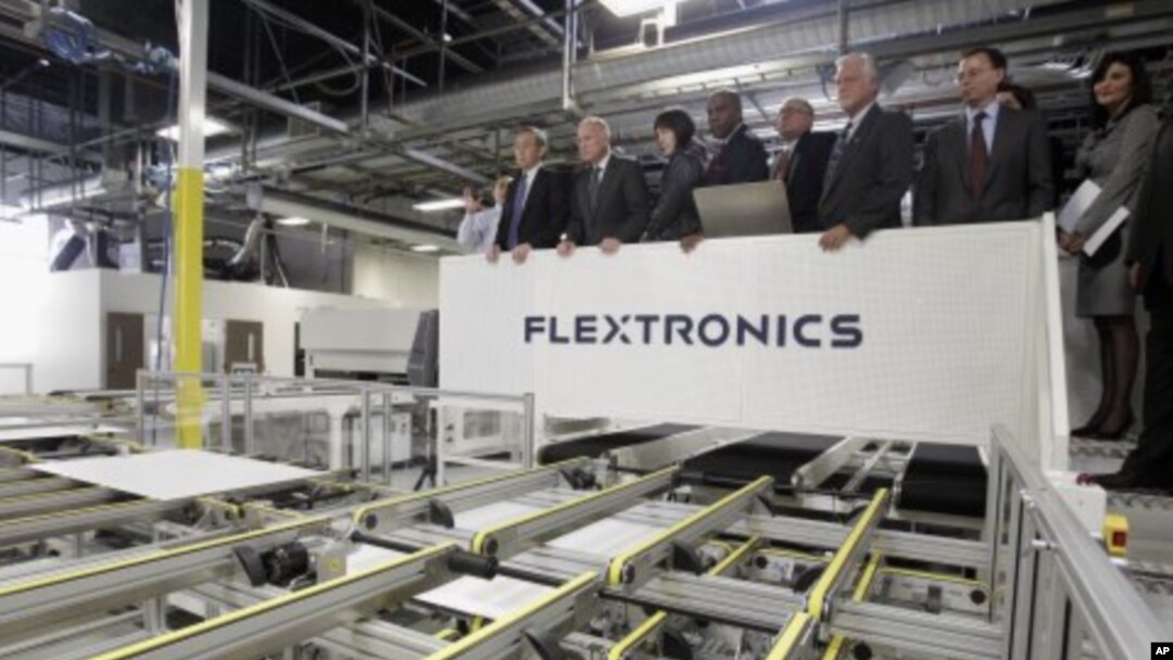 Government officials including U.S. Energy Secretary, Steven Chu, far left, and California Gov. Jerry Brown, second from left, tour a solar powered facility at Flextronics in Milpitas, California (File Photo - April 12, 2011)