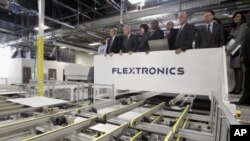 Government officials including U.S. Energy Secretary, Steven Chu, far left, and California Gov. Jerry Brown, second from left, tour a solar powered facility at Flextronics in Milpitas, California (File Photo - April 12, 2011)