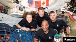 阿尔忒弥斯二号任务机组人员(从左起顺时针)克里斯蒂娜·科赫(Christina Koch)、杰里米·汉森(Jeremy Hansen)、里德·怀斯曼(Reid Wiseman)和维克多·格洛弗(Victor Glover) 在“猎户座”飞船上与他们的零重力指示玩偶“Rise”合影。(2026年4月7日)
