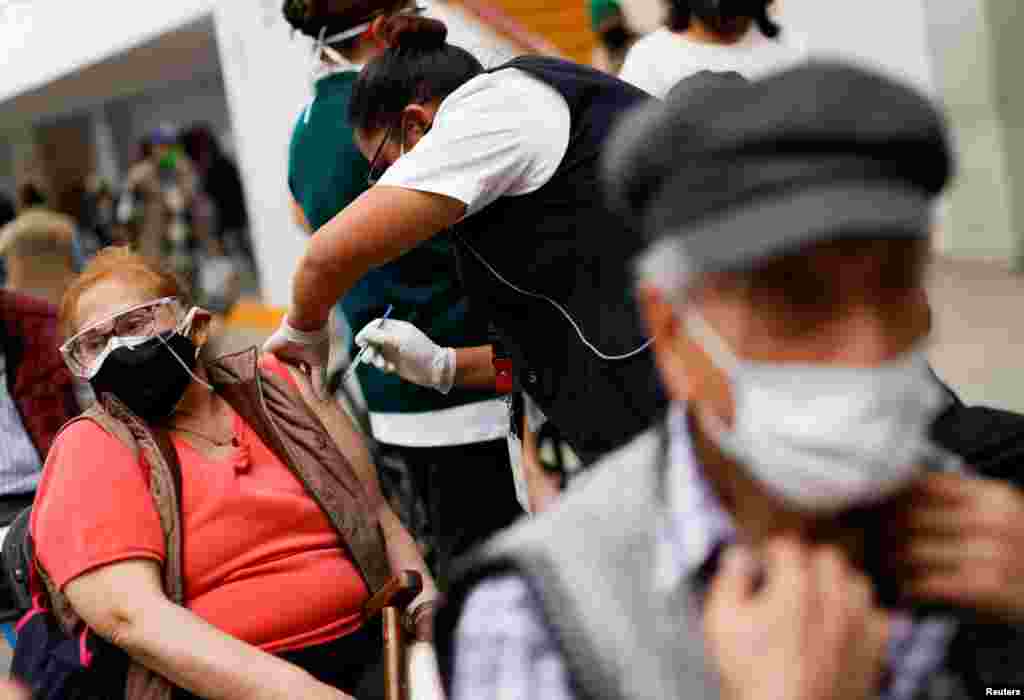 La vacuna contra el COVID-19 brinda una esperanza para el mundo. Las naciones han empezado a vacunar a los m&#225;s vulnerables, como en esta imagen tomada en Ecatepec, Mexico. 