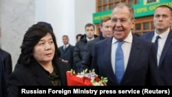 Waziri wa Mambo ya Nje wa Russia Sergei Lavrov akimkaribisha mwenzake wa Korea Kaskazini Choe Son Hui, Moscow, Russia, Novemba 1, 2024. Russian Foreign Ministry/Handout via REUTERS 