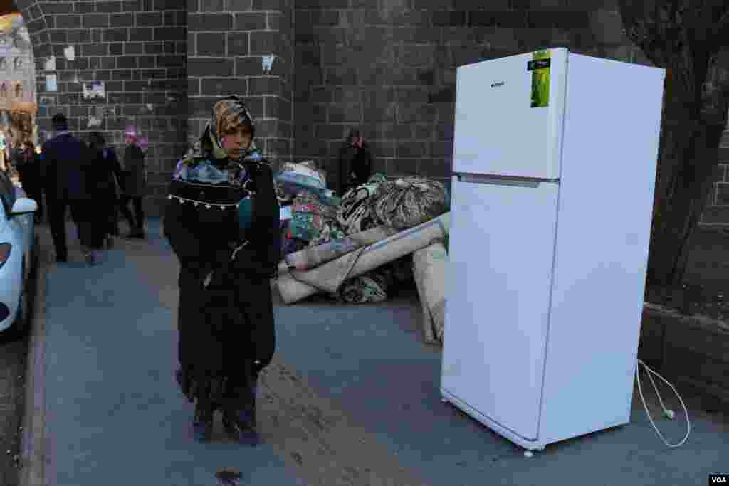 ហ្ម​ដំរី​មុជទឹក​ឲ្យ​ដំរី​នៅ​ព្រះវិហារ​មួយ​ជាយក្រុង​ Kochi ប្រទេស​ឥណ្ឌា។