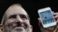 En el 2004, el ex presidente ejecutivo de Apple CEO Steve Jobs anunció que había sido operado de cáncer de páncreas.