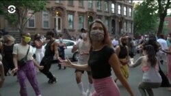 Социально-дистанцированные танцы в масках