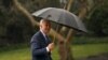 Presiden AS Joe Biden tiba di gedung Putih selepas menjalani pemeriksaan kesehatan di Walter Reed, Washington, pada 16 Februari 2023. (Foto: Reuters/Kevin Lamarque)