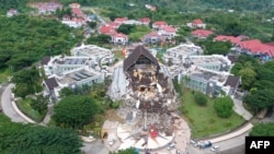 Foto udara ini menunjukkan gedung kantor Gubernur rusak akibat gempa 6,2 SR di Mamuju pada 17 Januari 2021. (Foto: AFP/Adek Berry)