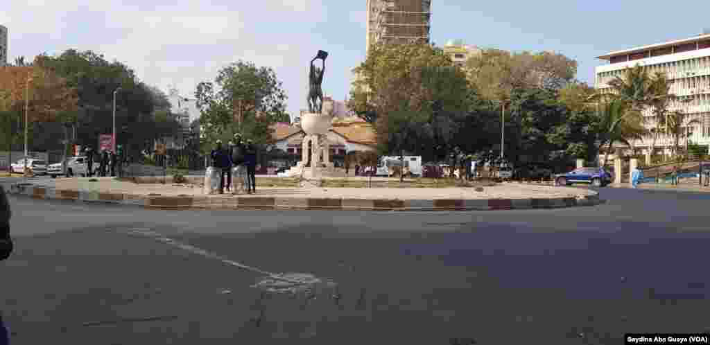 Les accès menant à la place Soweto et à l'hémicycle strictement interdite par les forces de l'ordre à Dakar, au Sénégal, le 19 avril 2018. (VOA/Seydina Aba Gueye)