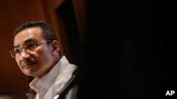 Menteri Pertahanan Malaysia Hishamuddin Hussein dalam jumpa pers di Sepang, Malaysia (25/3). (AP/Wong Maye-E)