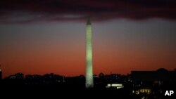 Pogled na vašingtonski obelisk sa Kapitol hila u sumrak 15. novembra 2019. (Foto: AP/Susan Walsh)