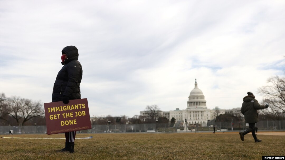 ARCHIVO - Trabajadores esenciales inmigrantes se manifiestan cerca del Capitolio de EEUU en Washington DC.