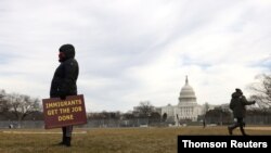 ARCHIVO - Trabajadores esenciales inmigrantes se manifiestan cerca del Capitolio de EEUU en Washington DC.