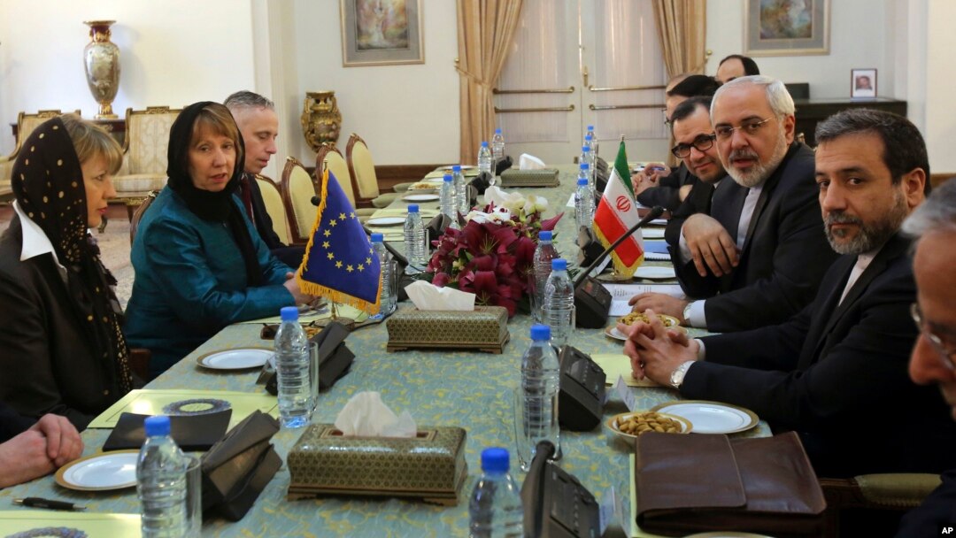 Kepala Kebijakan Luar Negeri Uni Eropa Catherine Ashton (kiri) bertemu delegasi Iran yang dipimpin Menlu Iran Javad Zarif (kedua dari kanan) di Teheran, Minggu (9/3). 