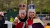 Fanáticos reales posan para una foto a lo largo de la ruta de la Coronación del Rey en The Mall en Londres, el viernes 5 de mayo de 2023.