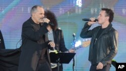 Miguel Bosé y Fonseca no se cansaron de enviar un mensaje de unidad entre los inmigrantes sin importar de qué país vengan e incentivaron a las personas a salir a votar.