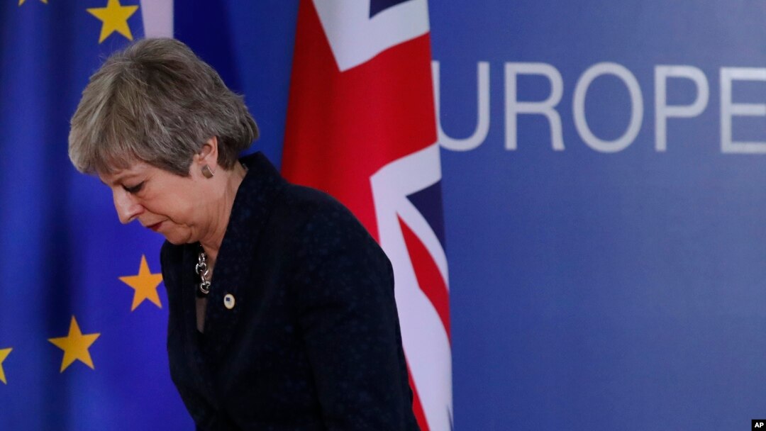 ARSIP – PM Inggris, Theresa May, meninggalkan tempat acara setelah memberikan konferensi pers di pertemuan puncak Uni Eropa di Brussels, 22 Maret 2019 (foto: AP Photo/Frank Augstein)