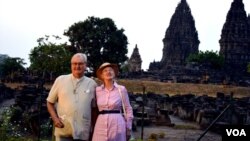 Ratu Denmark Margrethe II dan suaminya Pangeran Henrik mengunjungi Candi Prambanan (24/10) di Yogyakarta. (VOA/Munarsih Sahana) 