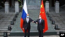 세르게이 라브로프 러시아 외교장관(왼쪽)과 왕이 중국 외교부장이 22일 중국 구이린에서 회담했다.