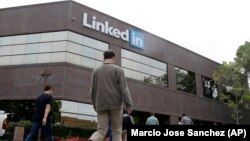 Des personnes à l'extérieur du siège de LinkedIn à Mountain View , en Californie , 31 Juillet 2014. 