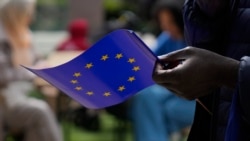 Seorang pria memegang bendera Uni Eropa saat berjalan di luar gedung Komisi Eropa selama perayaan Hari Eropa di Brussels pada 4 Mei 2024. (Foto: AP)