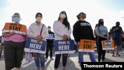 Un grupo de jóvenes celebra el fallo de la Corte Suprema portando carteles con el lema "mi hogar está aquí" durante una concentración este viernes en la ciudad de San Diego, California.