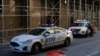 Oficiales del Departamento de Policía de la Ciudad de Nueva York (NYPD, por sus siglas en inglés) en vehículos afuera de la Oficina del Fiscal de Distrito en la ciudad de Nueva York, EEUU, el 29 de marzo de 2023.