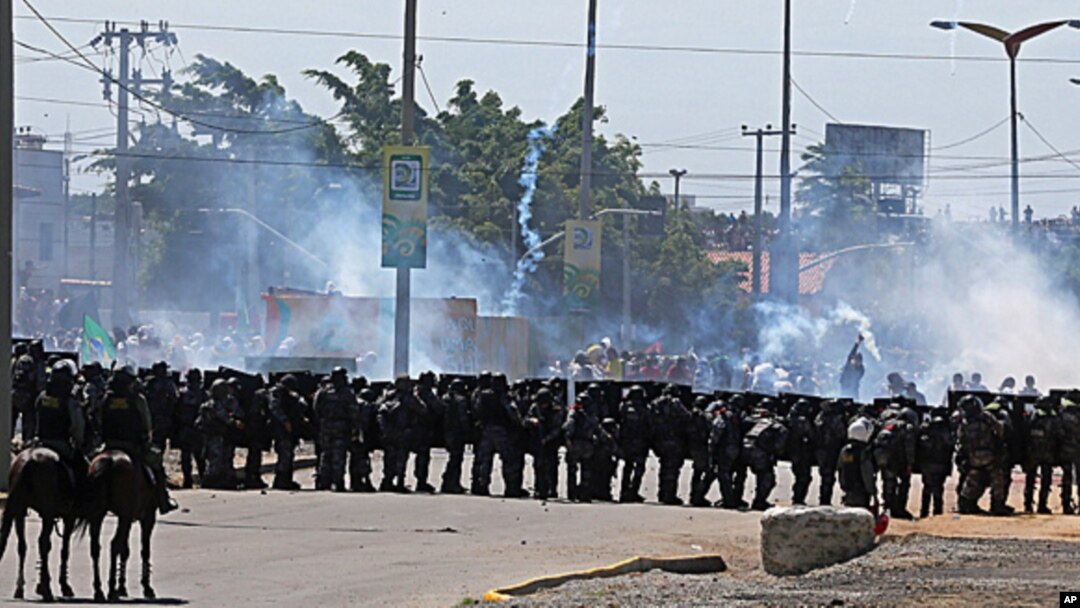 Riot police take position and fire tear gas at protesters gathering near Castelao stadium in Fortaleza, Brazil, June 19, 2013. 
