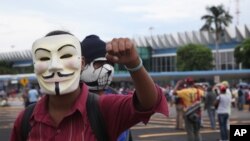 El pasado 10 de noviembre estudiantes enmascarados protestaron por sus compañeros desaparecidos y bloquearon el acceso al aeropuerto de Acapulco.