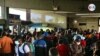 Cientos de haitianos pernoctan en la terminal de transportes de Cali, en busca de conseguir un boleto para continuar su viaje hacia el norte del país, en su tránsito hacia Estados Unidos o Canadá. [Foto: Cortesía Defensoría del Pueblo].